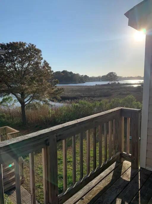 Relaxing On The Bay Apartment Norfolk Exterior photo