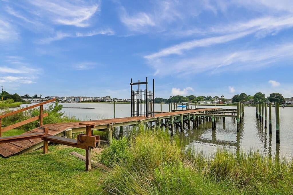 Relaxing On The Bay Apartment Norfolk Exterior photo